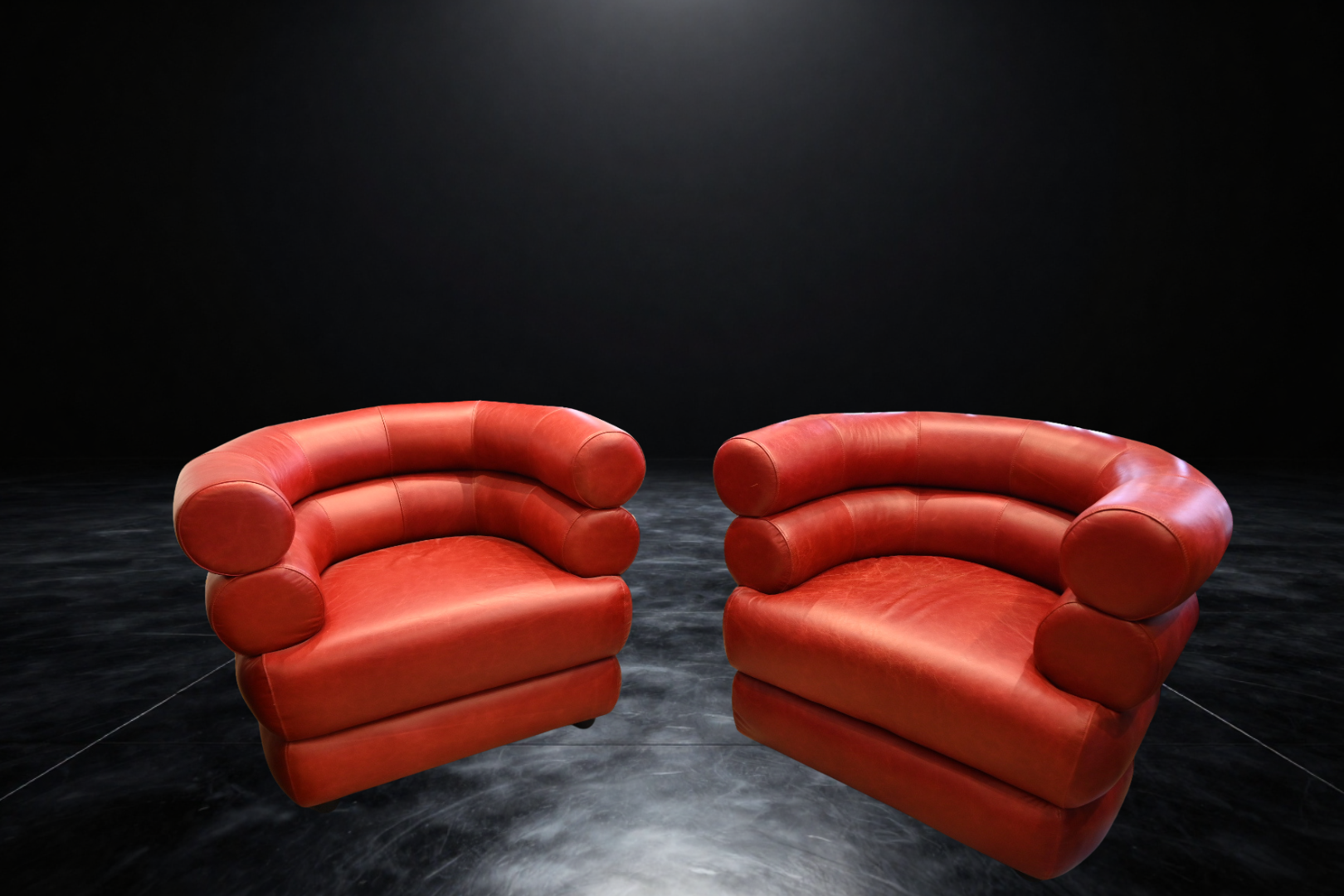 Paire de fauteuils club en cuire rouge