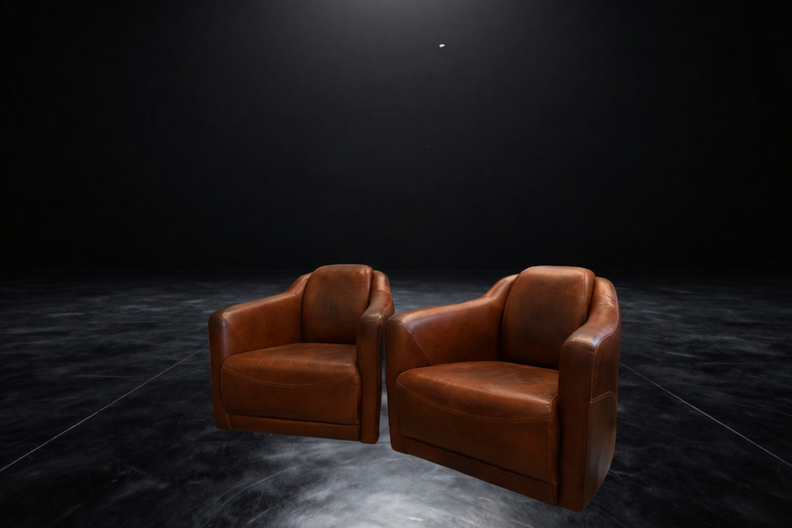 Paire de fauteuils tonneau en cuir cognac